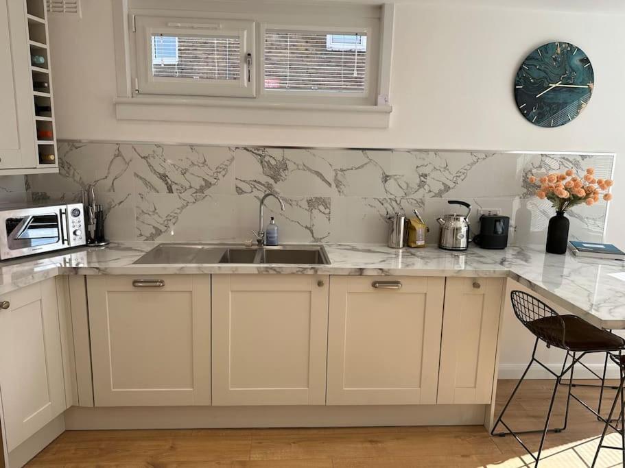 Stylish, Smart & Fun 4 Bed Home London Ngoại thất bức ảnh