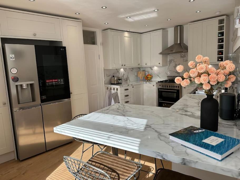 Stylish, Smart & Fun 4 Bed Home London Ngoại thất bức ảnh