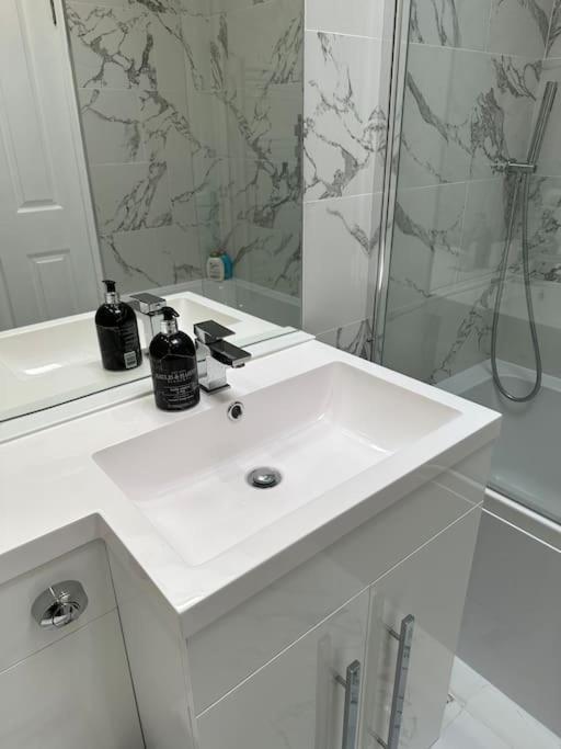 Stylish, Smart & Fun 4 Bed Home London Ngoại thất bức ảnh