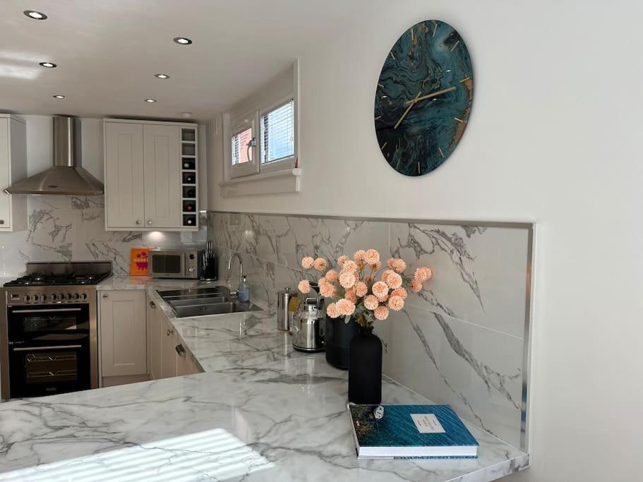 Stylish, Smart & Fun 4 Bed Home London Ngoại thất bức ảnh